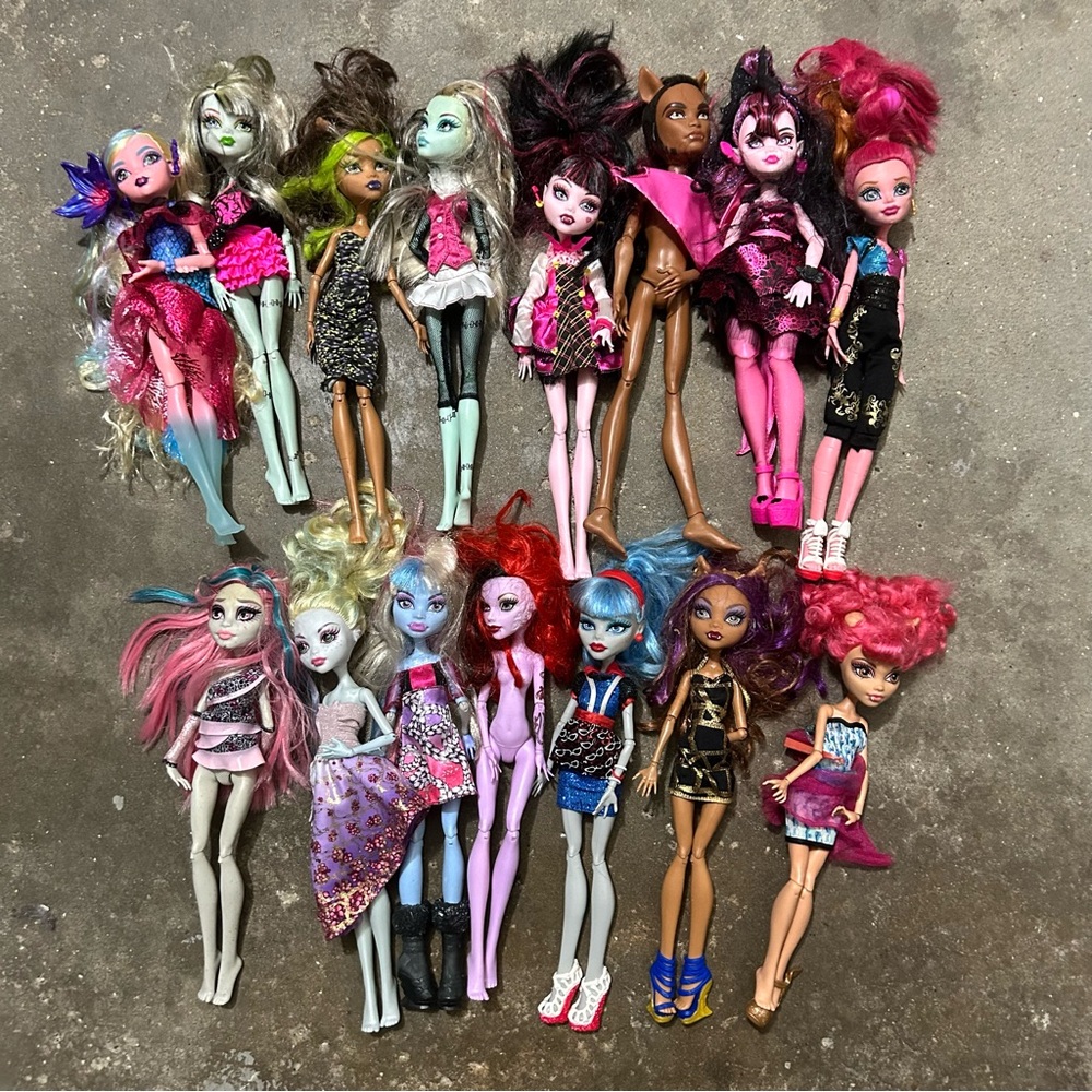 Bundle of monster high dolls